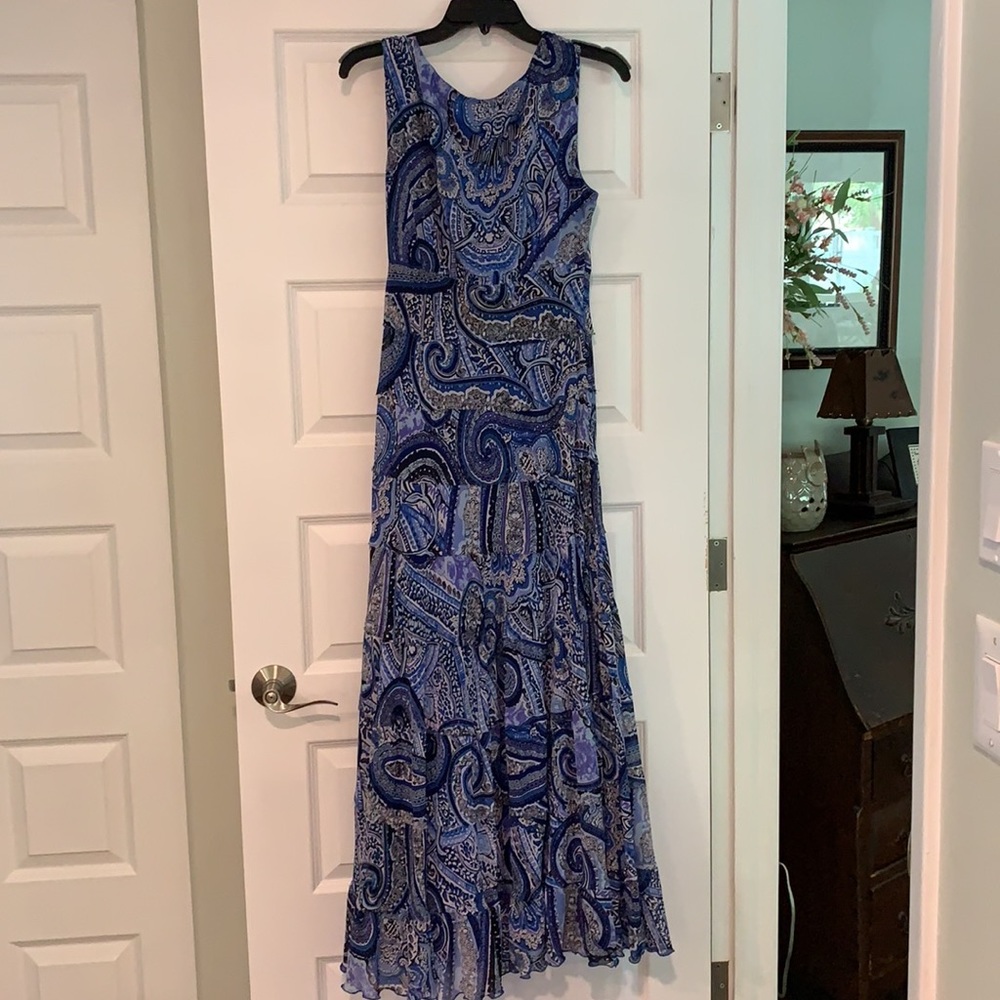 Never worn! A flowing dress has a dress underneath